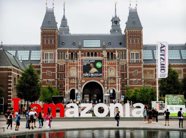 As letras gigantes em frente ao Museu Nacional de História e Arte dos Países Baixos, o Rijksmuseum, em Amsterdã, na Holanda, foram alteradas para exibir a mensagem "I amazonia" em um protesto organizado pelo Greenpeace para chamar a atenção para a preservação da floresta. — Foto: Marten van Dijl/Greenpeace