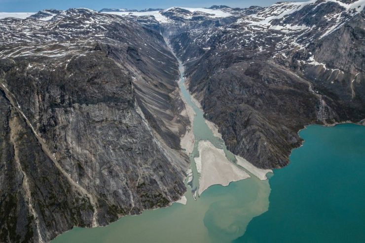 Henry Fountain, The New York Times 15 de julho de 2019 | 06h00 SERMILIK FJORD, GROENLÂNDIA - Vários quilômetros acima deste fiorde, no sudoeste da Groenlândia, a água ficou de repente leitosa, sinal de que está carregada de sedimentos. É este material - trazido pelo fluxo constante da água do derretimento do glaciar Sermeq - que Mette Bendixen, uma cientista dinamarquesa da Universidade de Colorado, viu. Especializada em geomorfologia, Bendixen está aqui para investigar uma ideia: será possível que esta ilha, com uma população de 57 mil habitantes, se torne uma fornecedora de areia para bilhões de pessoas? A areia das praias que sofreram erosão. A areia usada como leito de tubulações, cabos e outros elementos de infraestrutura subterrânea. E, principalmente, areia para concretagem. A mudança climática está provocando o derretimento do gelo da Groenlândia e a costa agora está coberta de areia. Norte do Fiorde Sermilik. A mudança climática está provocando o derretimento do gelo da Groenlândia e a costa agora está coberta de areia